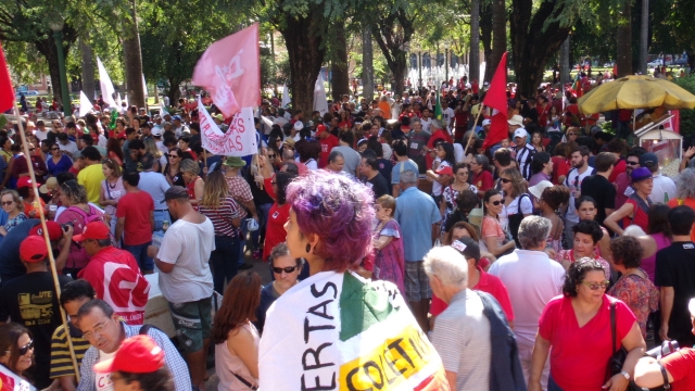 Frente Brasil Popular ocupa a Praça da Liberdade em defesa da democracia