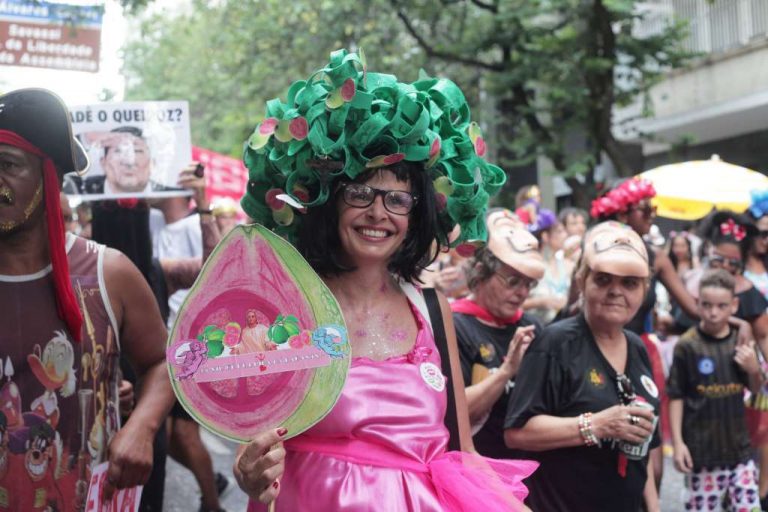 Bloco do Pescoção faz desfile contra feminicídio e com bonecão do Lula