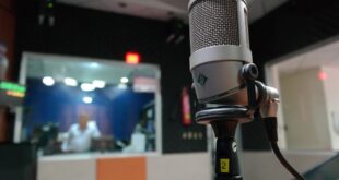 Estúdio de rádio moderno, com destaque para o microfone - Foto: Pixabay