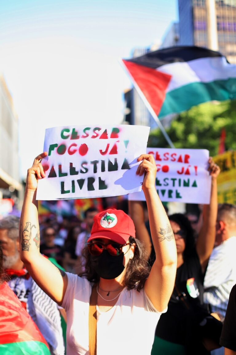 enquanto brasileiros se manifestam a favor da palestina, a imprensa comercial defende israel - Fotos: Roberto Parizotti