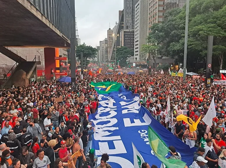 Após ataques bolsonaristas extremistas na capital federal, ato reuniu milhares de pessoas em defesa da democracia no ano passado em São Paulo - Gabriela Moncau
