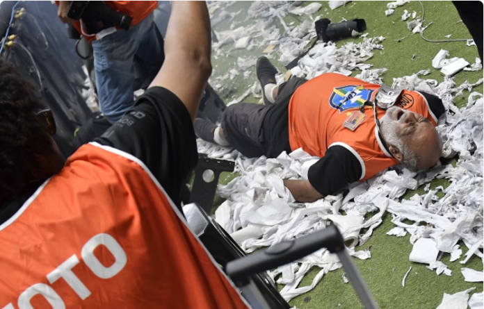 Fotógrafo Nuremberg José Maria precisou ser hospitalizado após ser atingido por bomba na Arena MRV Foto: Dhavid Normando/Folhapress